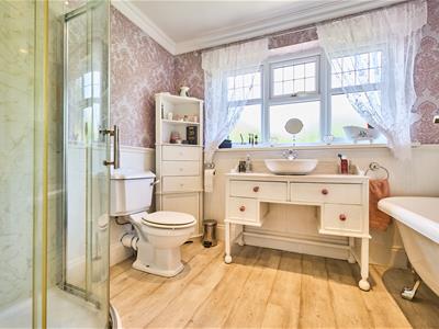 Rear Refitted En-Suite Bathroom